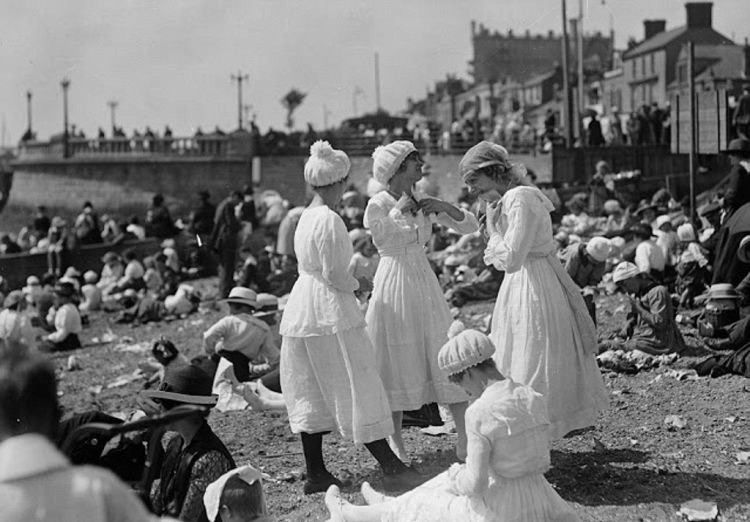 Женщины купаются на пляже в Саутенд-он-Си, Эссекс, 1919 год.