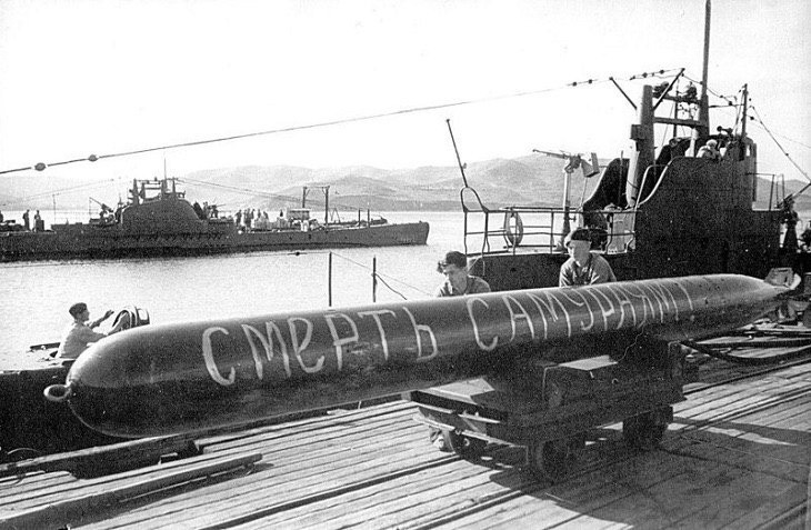 Война Японии и СССР. На фото погрузка торпеды на советскую подводную лодку Щука.