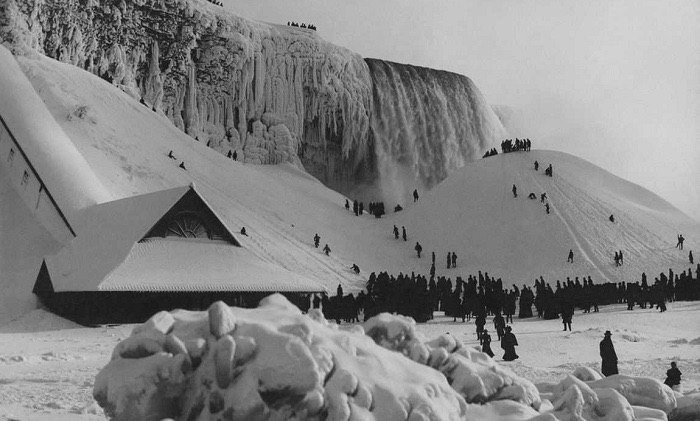 Замерзший Ниагарский водопад. 1885 год.