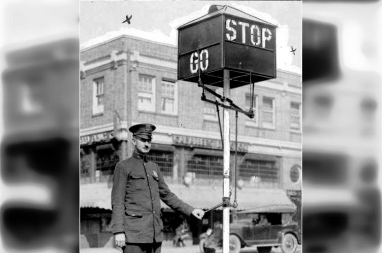 Дорожный полицейский с ручным светофором, Филадельфия, 1922 год.