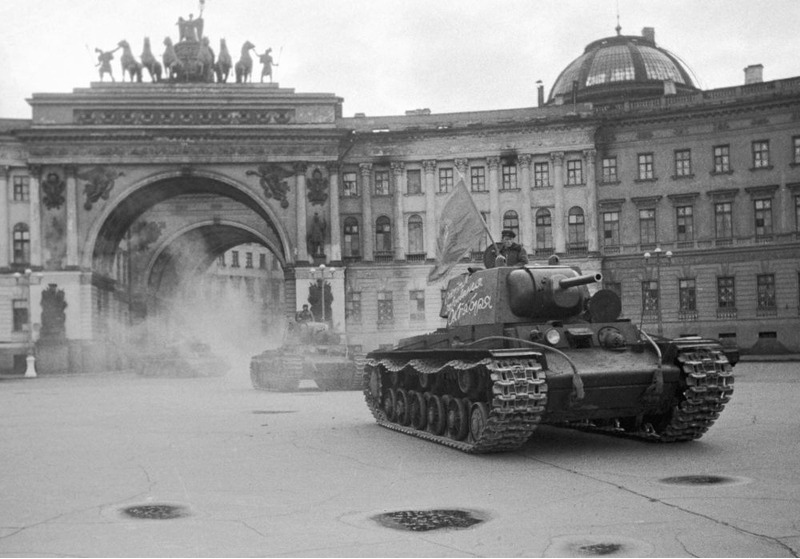 Колонна танков выезжает из арки Генерального штаба на Дворцовую площадь и отправляется на фронт.