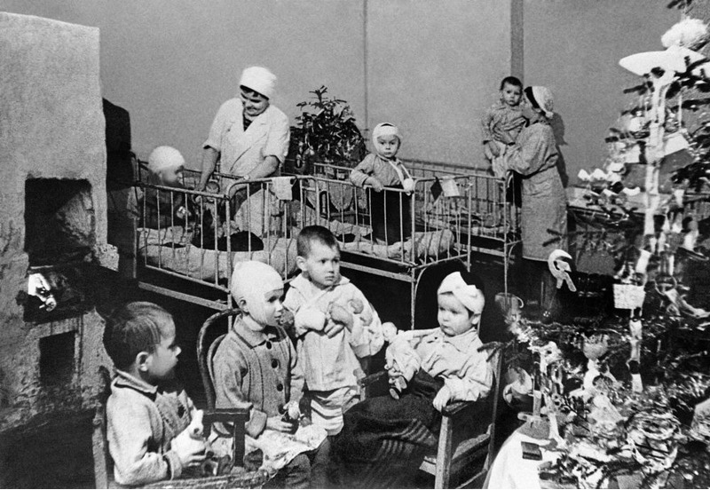 Празднование Нового года в детской больнице Ленинграда.