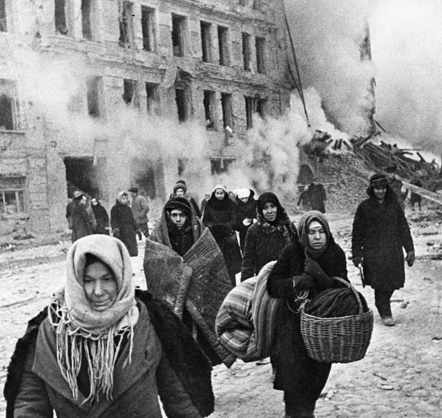 Жители блокадного Ленинграда выходят из бомбоубежища после отбоя тревоги.