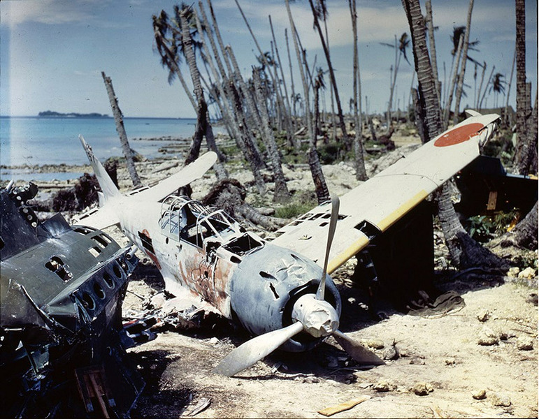 Повреждёный Mitsubishi A6M3 Zero на аэродроме Munda Airfield, Соломоновы острова, 1943 год.