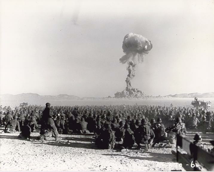 Солдаты на ядерном полигоне в Неваде в 6 милях от эпицентра взрыва 21-килотонного снаряда «Dog» операции Buster-Jangle в ноябре 1951 г.