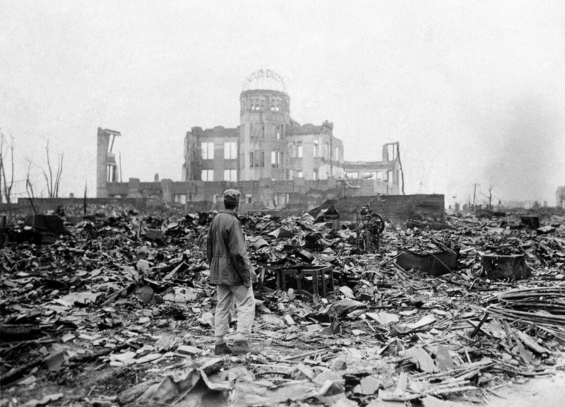 Военный корреспондент союзников на улице разрушенного города Хиросима у Выставочного центра Торгово-промышленной палаты примерно через месяц после атомной бомбардировки. Сентябрь 1945 г.