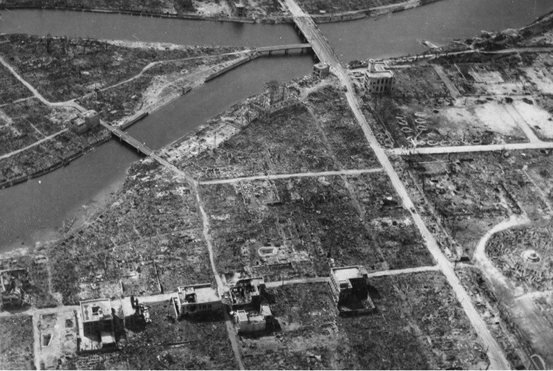Вид эпицентра Хиросимы осенью 1945-го – полное разрушение после сброса первой атомной бомбы. На фотографии виден гипоцентр (центральная точка очага взрыва) – примерно над Y-образным перекрестком в центре слева.