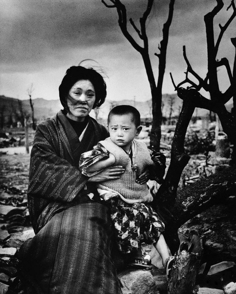 Японская женщина со своим сыном на фоне разрушенной Хиросимы.