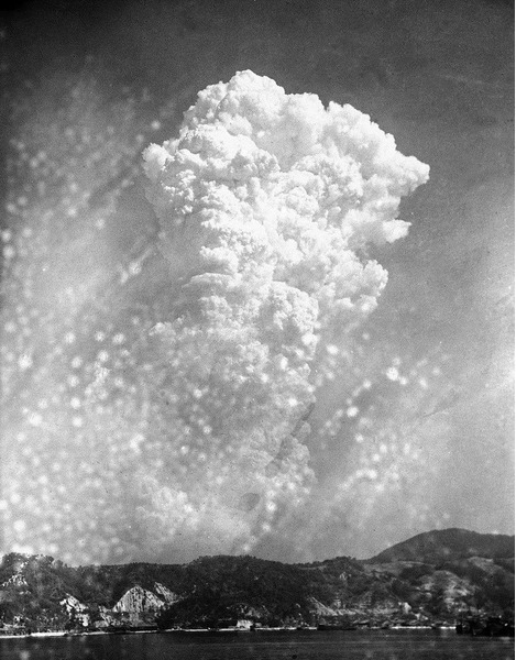 Вид на облако атомного взрыва в Хиросиме с расстояния примерно в 20 км с военно-морского арсенала в Курэ. 06.08.1945 г.