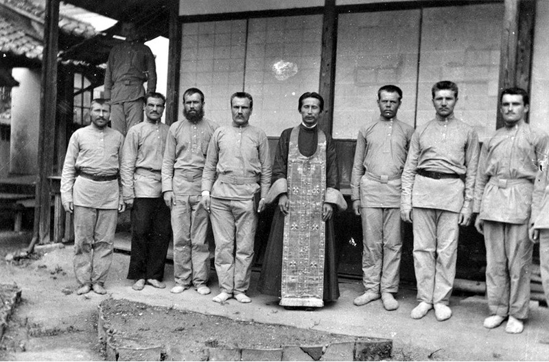 Русские военнопленные с японским православным священником К. Судзуки