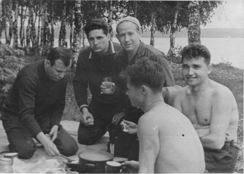 Советские космонавты на пикнике в Долгопрудном