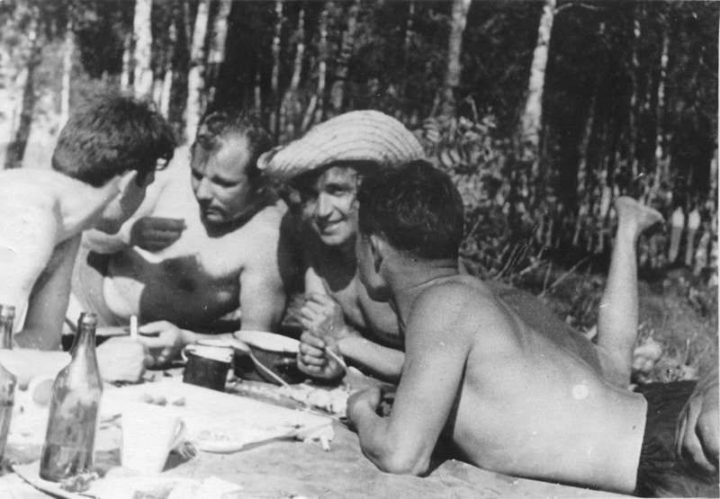 Советские космонавты на пикнике в Долгопрудном