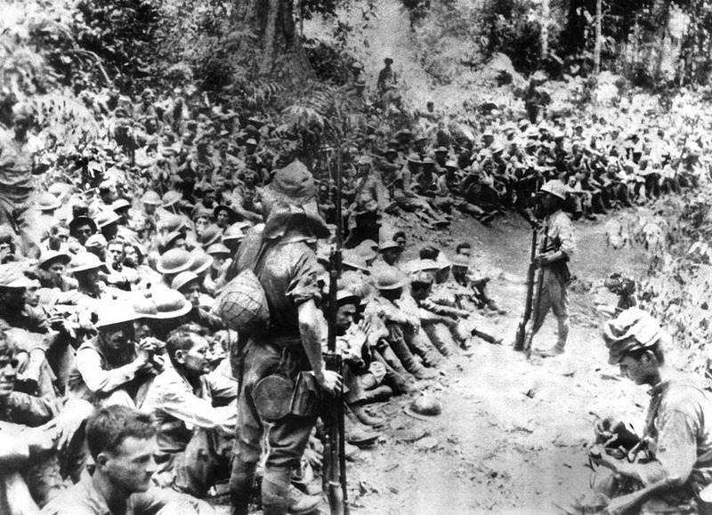Японские солдаты, охраняют американских военнопленных перед началом «Батаанского марша смерти», апрель 1942