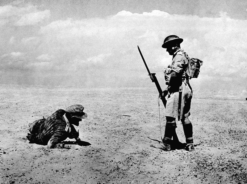 Караульный охраняет раненного немецкого офицера в первые дни британского наступления в Египте, 13 ноября 1942