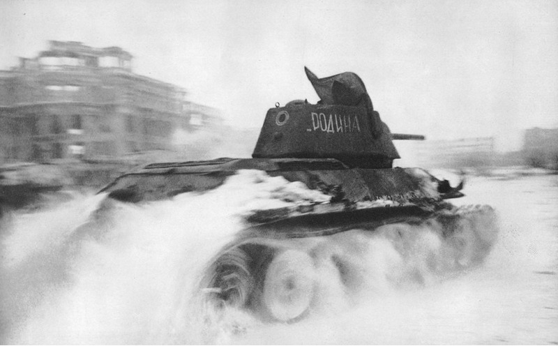 Т-34 проезжает по Площади Павших Борцов, январь 1943