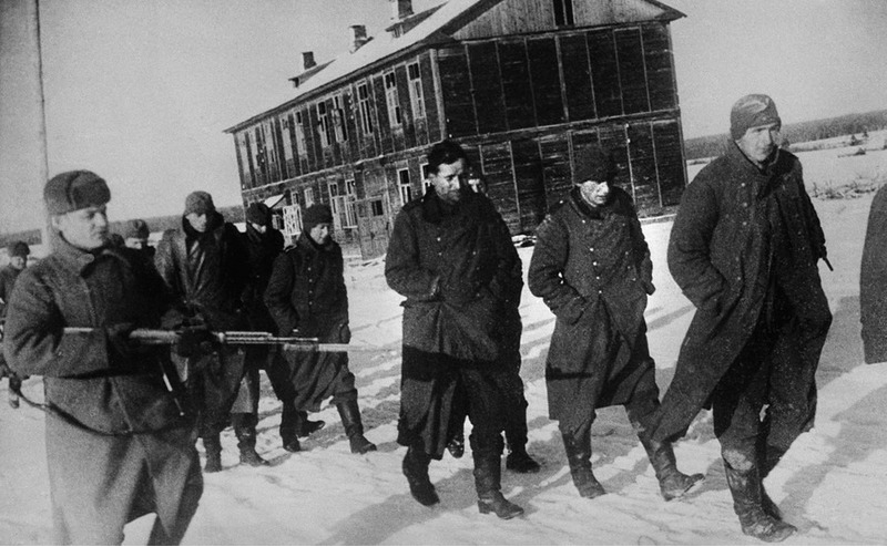 Советские солдаты конвоируют немецких пленных, 10 февраля 1942
