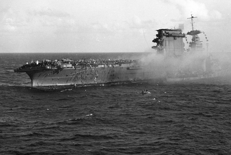 Члены экипажа покидают авианосец USS Lexington во время битвы в Коралловом море, 8 мая 1942