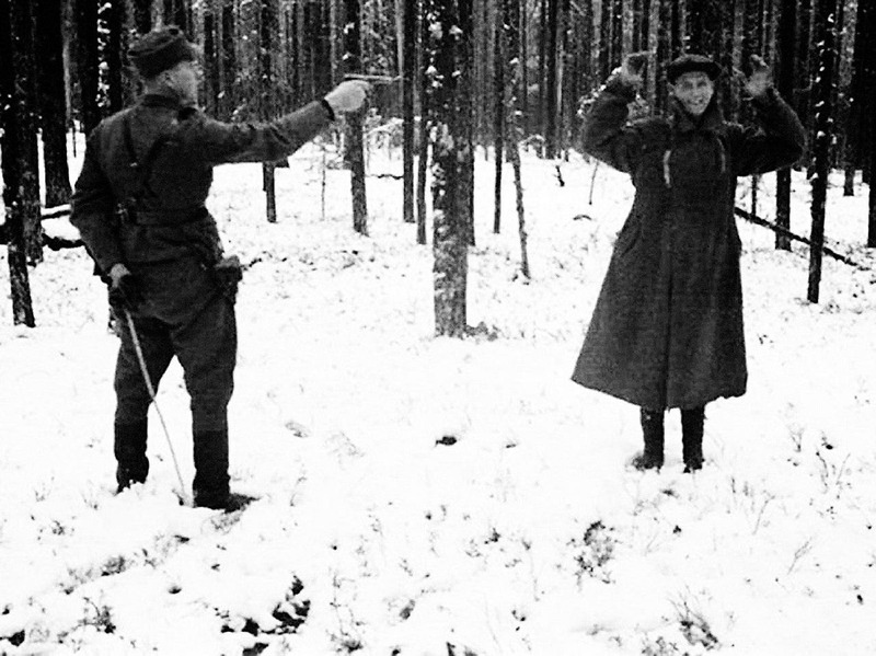 Карелия, советский разведчик улыбается перед расстрелом, зима 1942