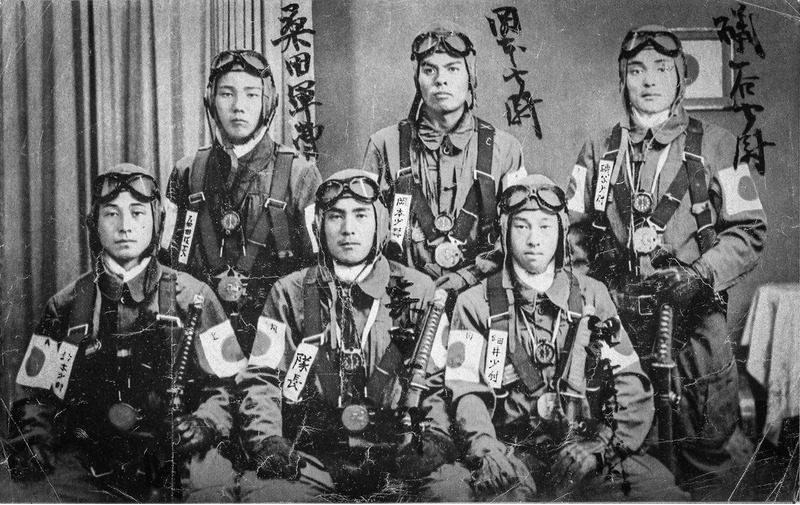 Групповое фото японских пилотов-смертников перед нападением на центральную базу тихоокеанского флота военно-морских сил США в Перл-Харбор, декабрь 1940