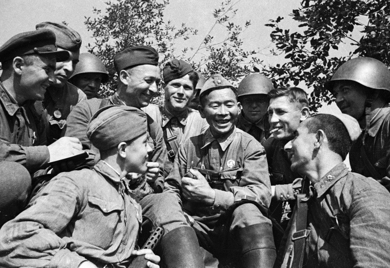 Легендарный снайпер 163-й стрелковой дивизии старший сержант Семен Данилович Номоконов (1900–1973), на отдыхе с боевыми товарищами, лето 1942