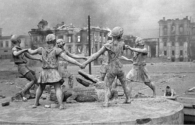 Фонтан в Сталинграде после массированного налёта гитлеровской авиации, 23 августа 1942