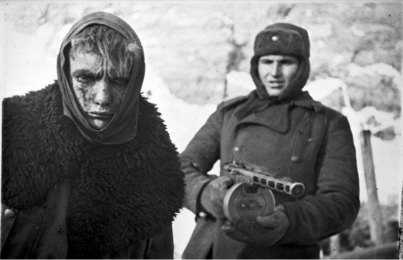 Советский солдат охраняет пленного немца, февраль 1943