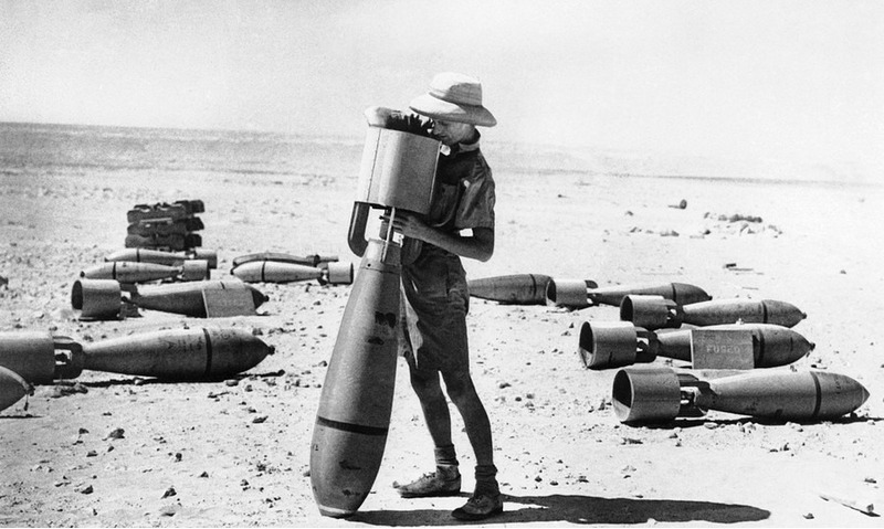Инженер британских ВВС готовит бомбу во время кампании в Африке, 24 октября 1940
