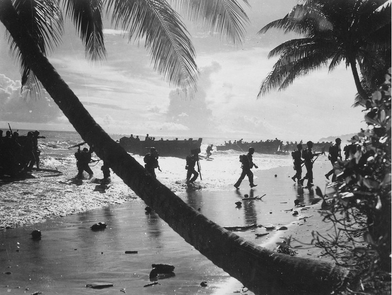 Военнослужащие 160-го пехотного полка США десантируются на Гуадалканале, Соломоновы острова, март 1942