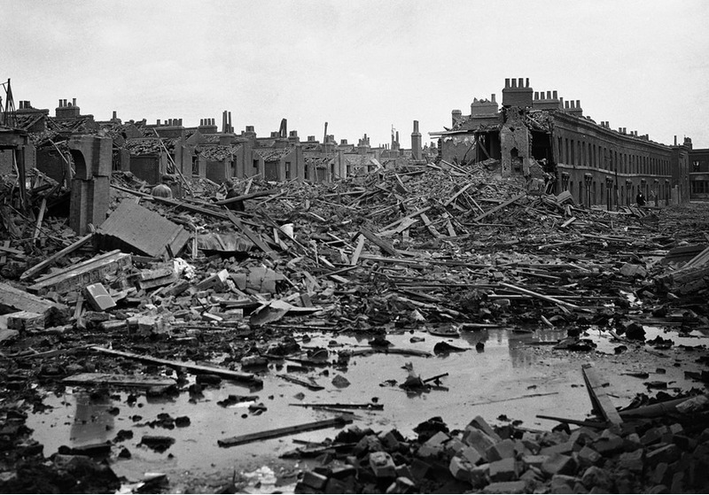 Разрушения в Лондонском районе Доклэндс после немецкого налёта, 17 сентября 1940