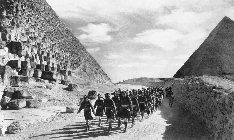 Шотландский пехотный полк и индийские войска маршируют мимо Великой пирамиды, 9 декабря 1940 года