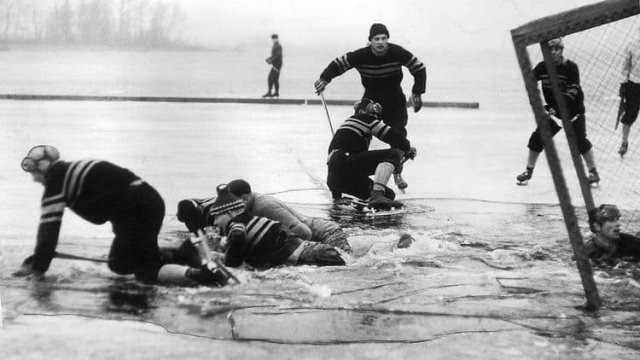 Матч по хоккею с мячом на открытом воздухе в Швеции был прерван, 1959 год.