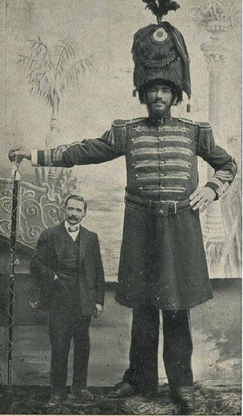 Жосе Дюсорк в возрасте 21 года, 1905 год. Рост 2,28 метра. Размер обуви 62