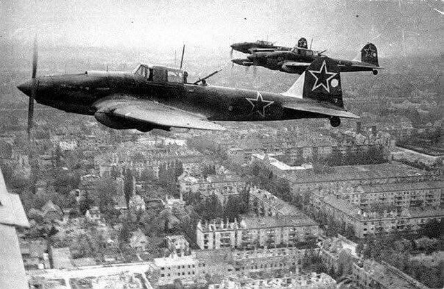 Советские штурмовики Ил-2 над Берлином, 1945 год.