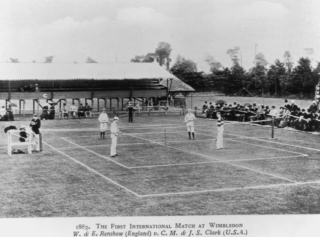 Первый международный теннисный матч состоялся в Уимблдоне, Лондон, в 1883 году.