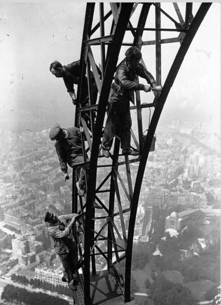 Покраска Эйфелевой башни 1932 год