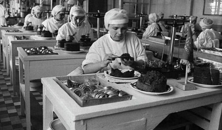 Раскладка черной икры по баночкам работницами астраханской фабрики 1960 год