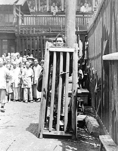 Речной пират, убивший по меньшей мере 6 человек, ждет казни, Китай,1900 г