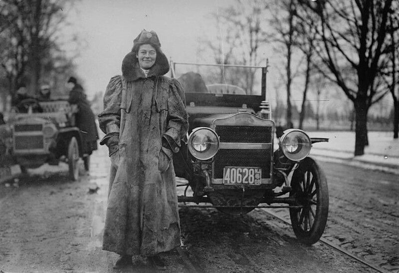 Алиса Хайлер Рэмси-американская автомобилистка, известная тем, что стала первой женщиной в мире, пересекшей США от океана до океана, управляя автомобилем. 7 августа 1909 года