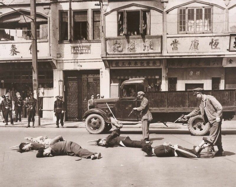Это фотография сделана фотографом LIFE Джеком Бирнсом уличного расстрела противников Гоминьдана (партия консерваторов Китая) в Шанхае в 1949 году накануне победы коммунистов.