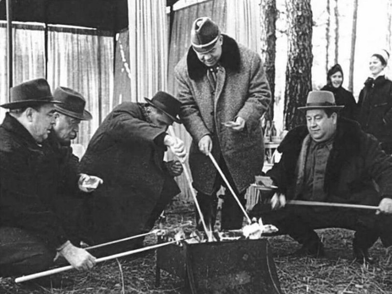 Леонид Брежнев вместе с соратниками жарят хлеб и сало на костре. 1976 год.
