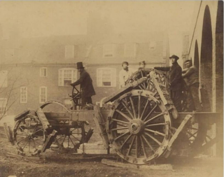 Трактор на человеческой тяге для перемещения тяжелых камней. Англия. Примерно 1880 год.