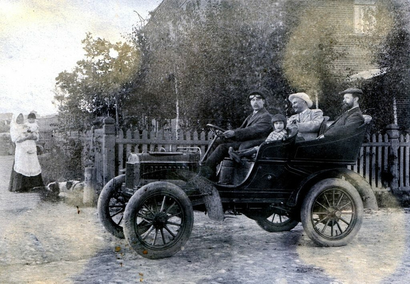 Семен Савельевич Ильин на одной из первых машин в городе Вязьма