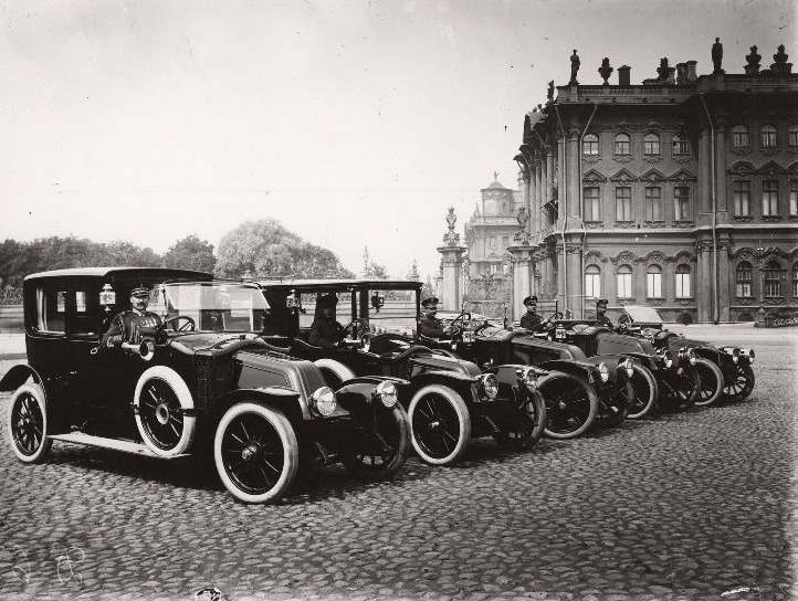 Автомобили Рено на Дворцовой площади