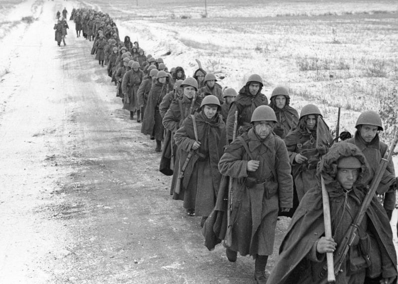 Колонна советского стрелкового подразделения на марше, 1941 год