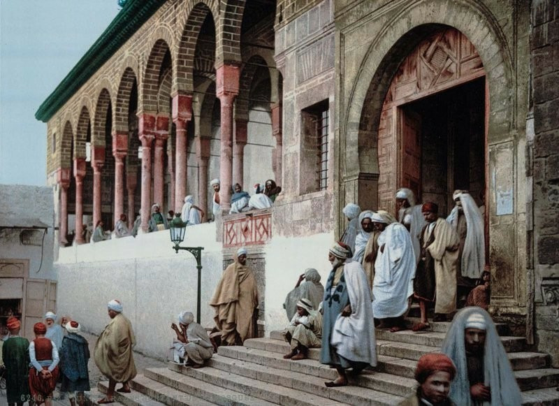 У входа в мечеть Тунис