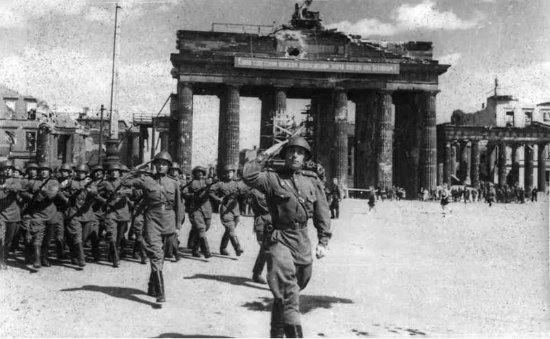 Советская пехота проходит мимо Бранденбургских ворот