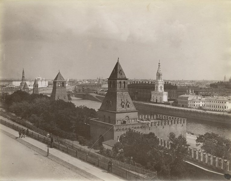 Вид из Московского Кремля на Софийскую набережную и Тайницкую башню 1890 год.