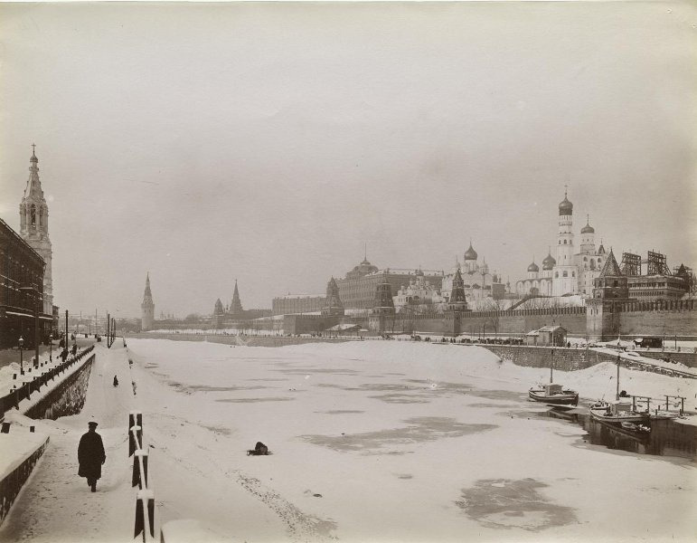 Московский Кремль со стороны Софийской набережной от Москворецкого моста - дата съемки: 1896 - 1897.