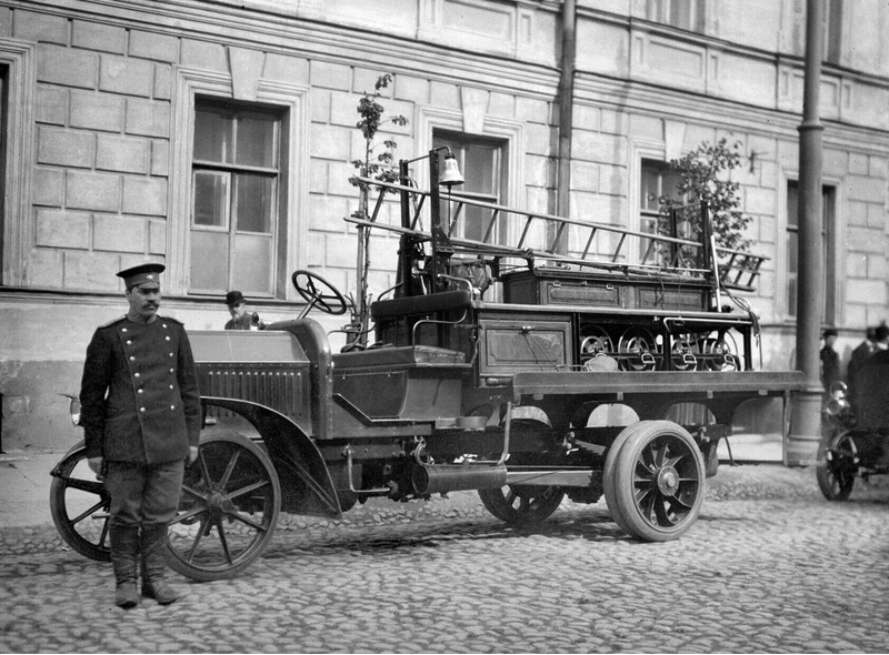 Пожарный автомобиль. Фото Н. Щапова. 2 мая 1914 года