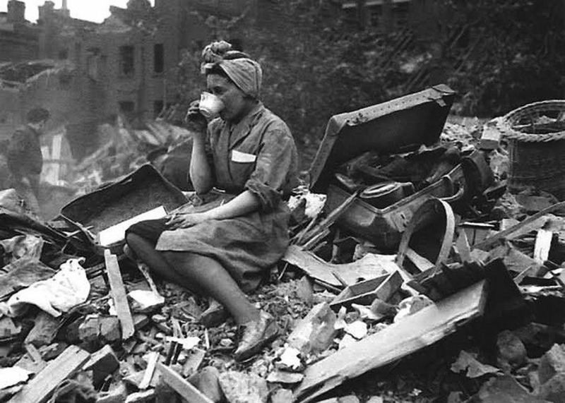 Женщина пьет чай на руинах дома после бомбардировки Лондона. 1940 год